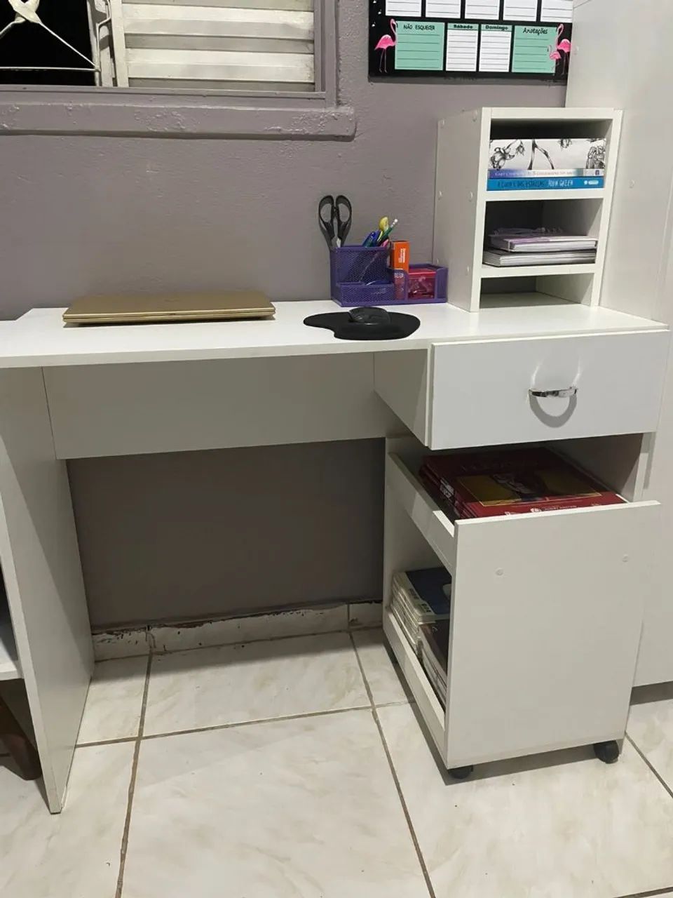 Mesa de estudo completo com três móveis 