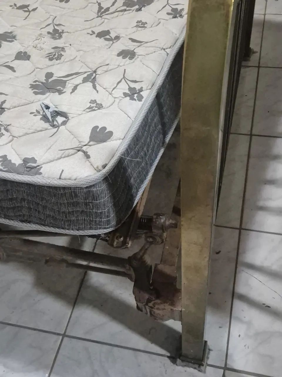 Cama de casal de ferro antiga  - Foto 2
