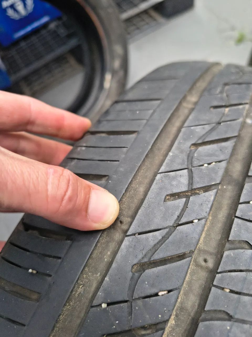 2 pneus 245 45r 19 kumho semi novo com twi em dia para rodar mais de 10 mil km $1.000 os 2 - Foto 4