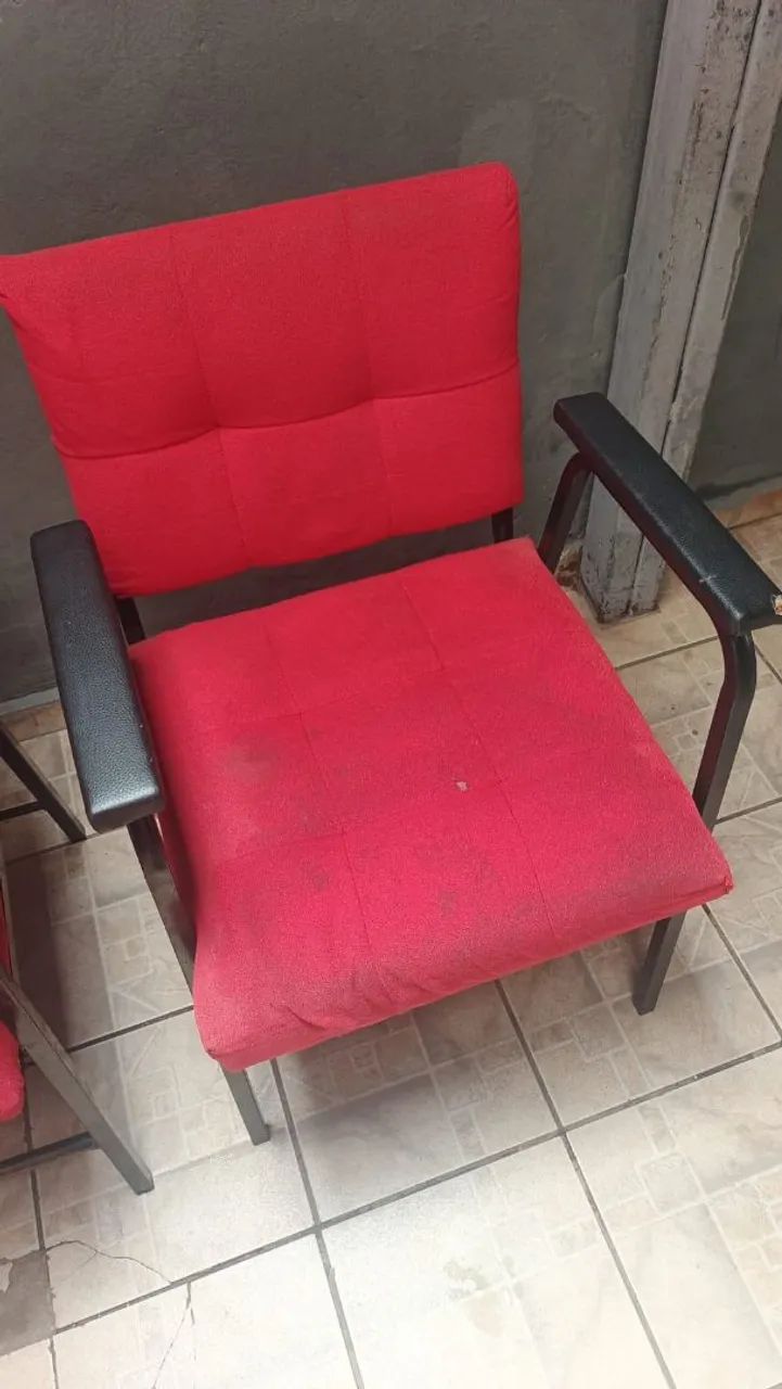 Cadeiras vermelhas com detalhes de uso  - Foto 3