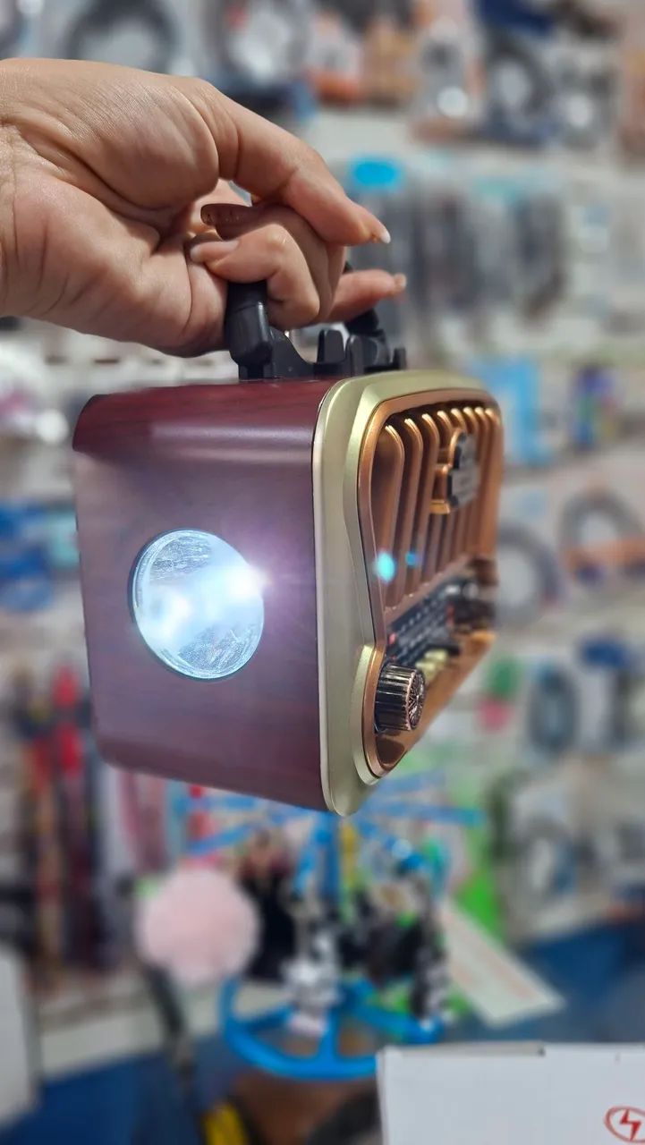 Caixa de som com rádio e lanterna