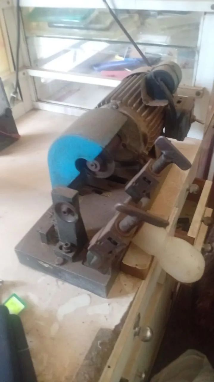 Chaveiro com a maquina de fazer chave e Morsa - Foto 2