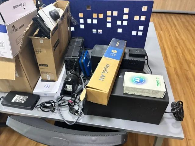 LOTE DE EQUIPAMENTOS DE INFORMATICA (PCs, fontes, 4 celulares quebrados, starlink etc; - Foto 4