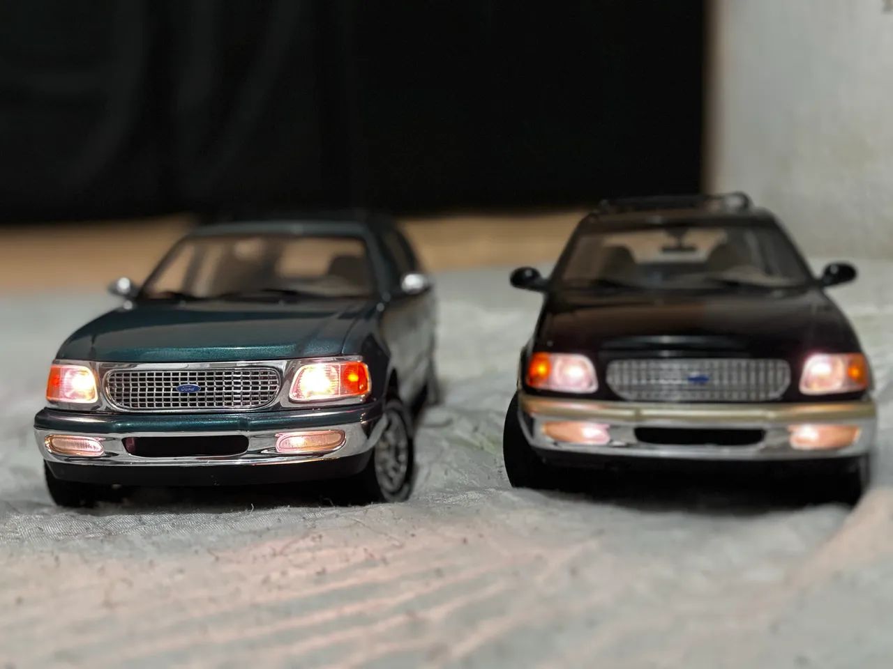 Kit 2 Ford Expedition 1:18 com sistema de luzes - Hobbies e