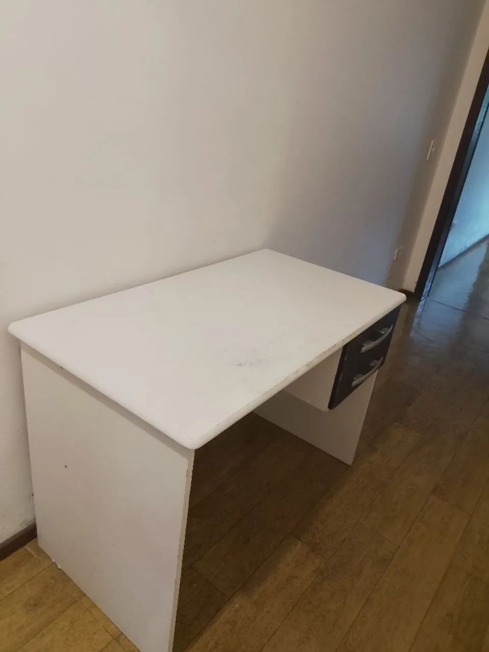 Vendo escrivaninha usada em bom estado.