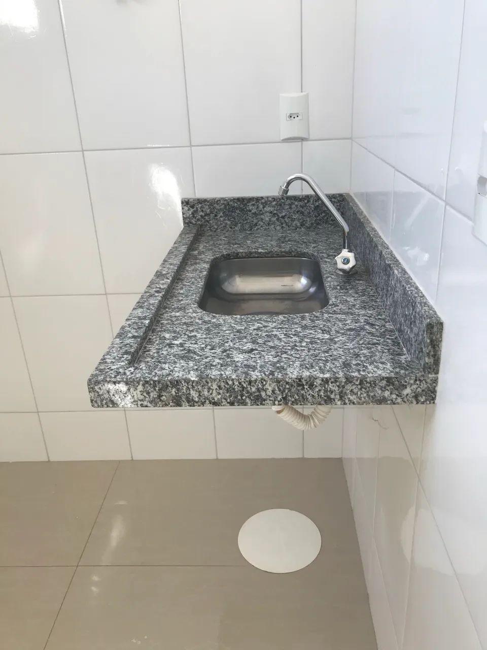 Alugo sala comercial. Contendo: estacionamento, câmera de segurança, copa, banheiro - Foto 2
