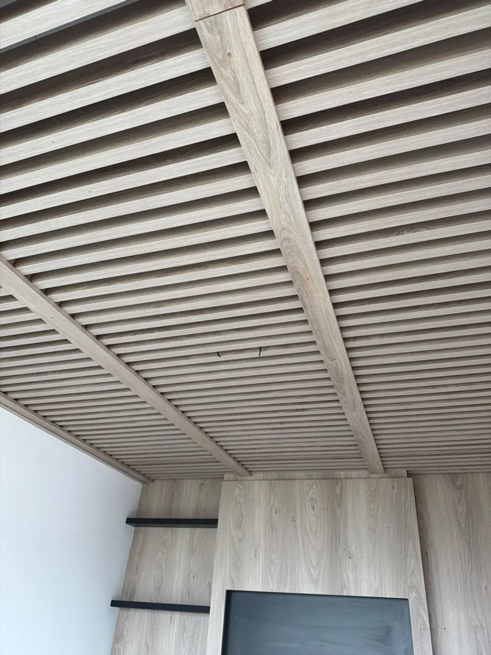DIVISÓRIA MDF SOB MEDIDA COM PAINEL DE TELEVISÃO E GAVETAS - Foto 3