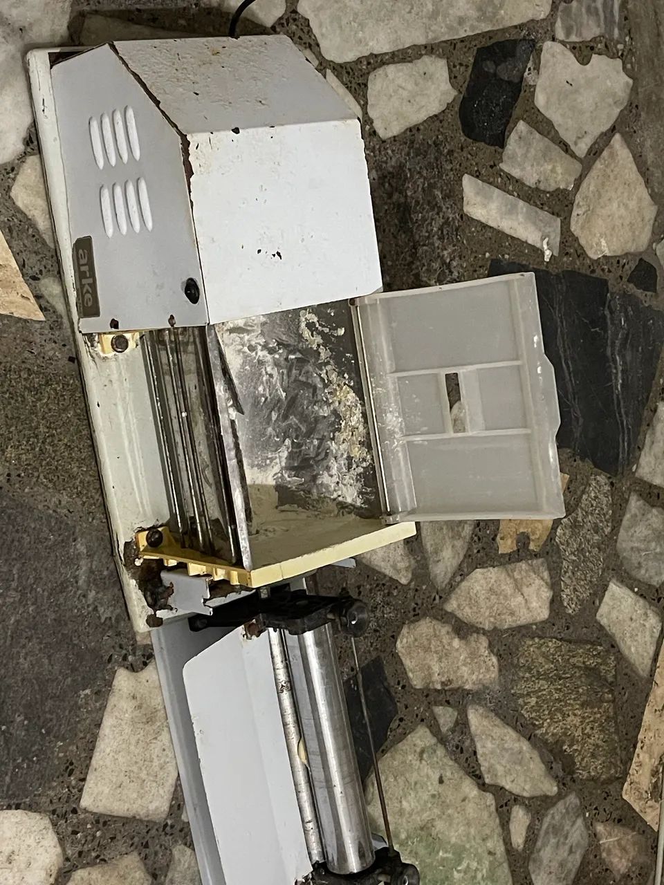 Vende -se uma masseira para pizza e bolo e cilindro de abrir massa - Foto 2