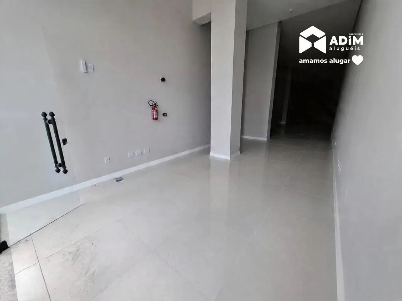 Sala Comercial para Aluguel no Centro de Itapema - 153 m² com 1 Vaga