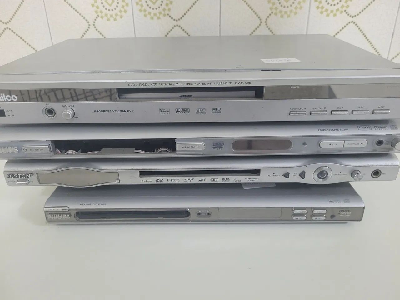 Aparelhos de DVD 4 unidades 