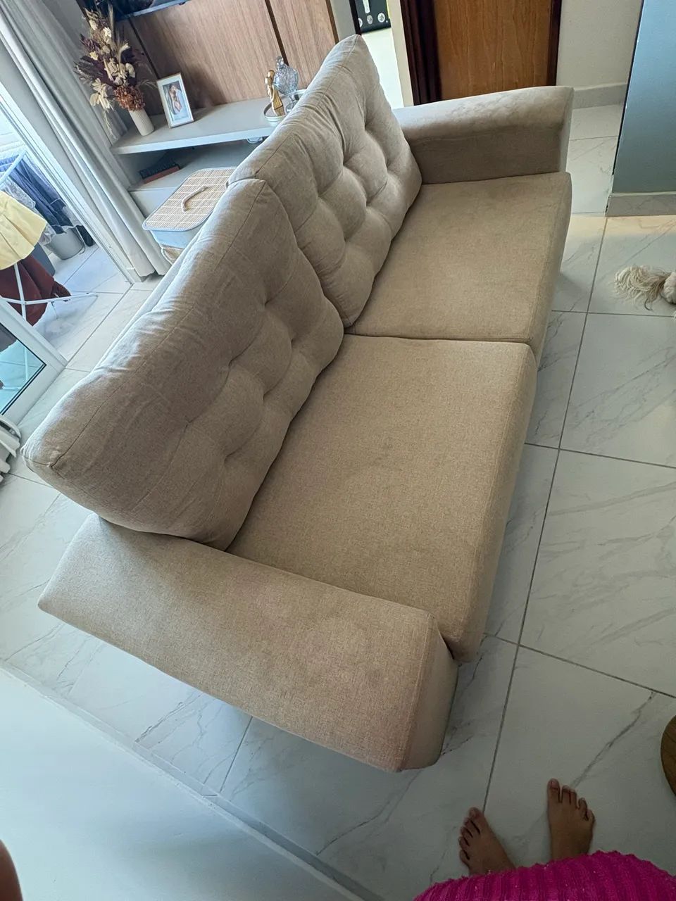 Sofá fixo na cor bege seminovo - Foto 4