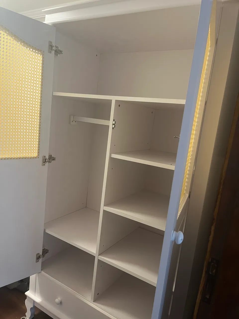 Guarda roupa infantil com palhinha 