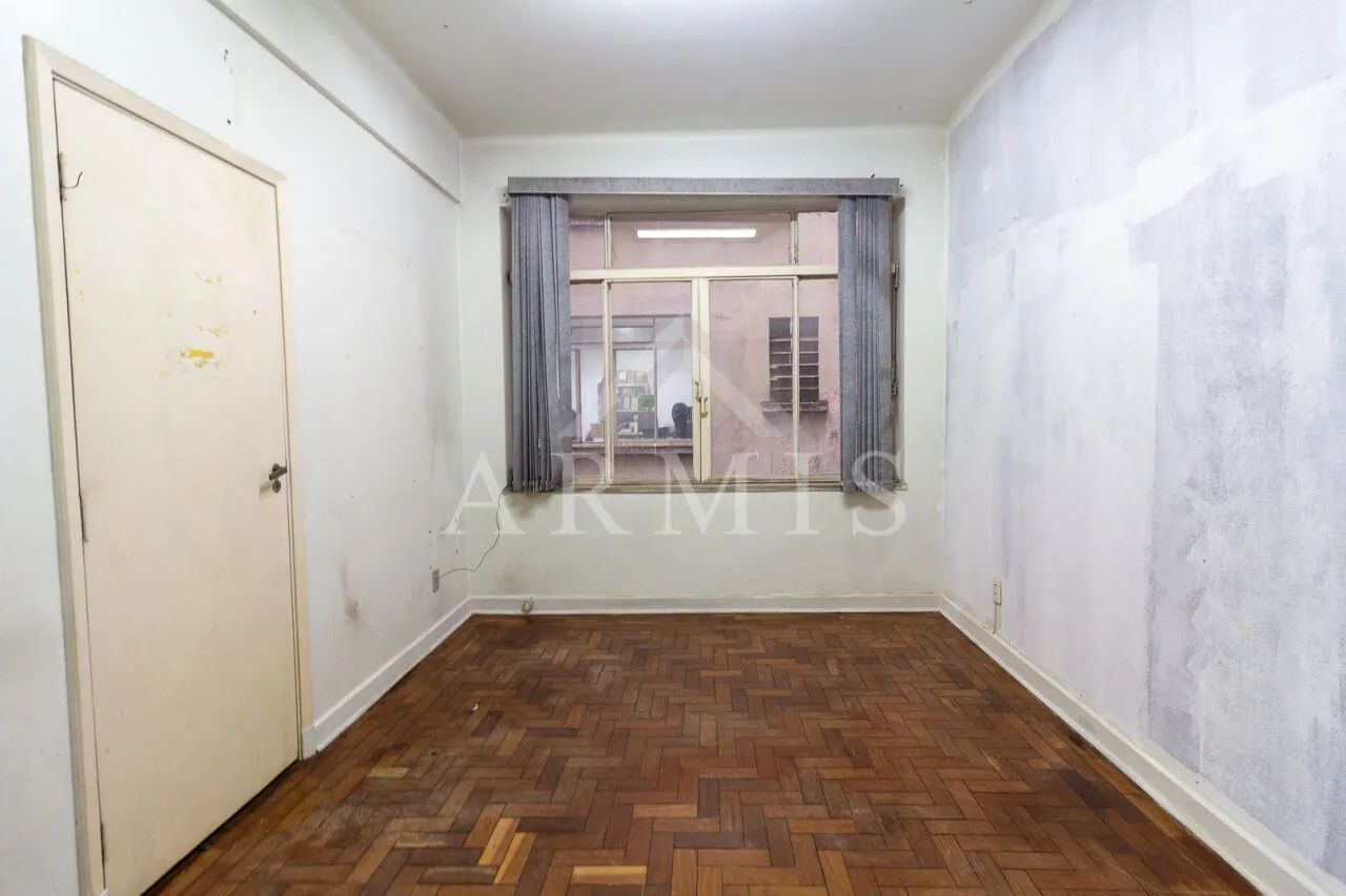 Sala comercial com 16m² disponível para locação no Centro de São Paulo.