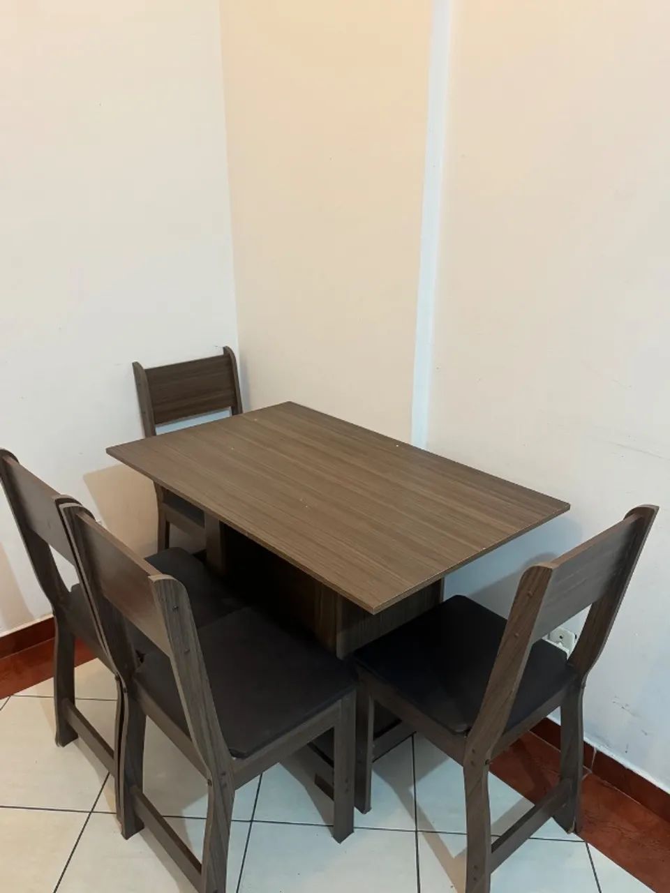Mesa com 04 cadeiras