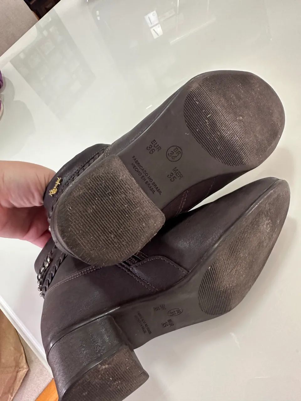Bota Couro Marrom com strass 34  - Foto 4