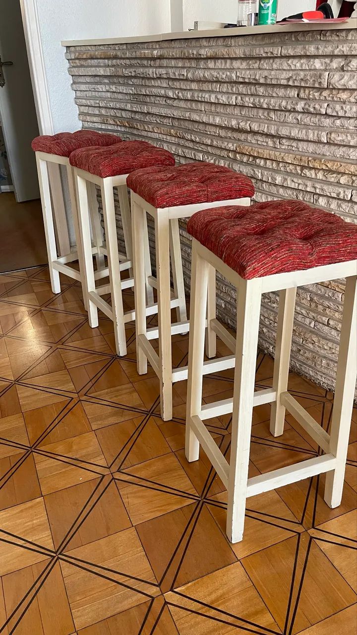 Jogo com 4 banquetas de madeira com estofado 