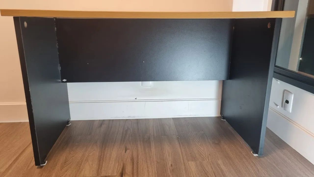 Vendo mesa de madeira para escritório em ótimo estado de conservação! - Foto 4