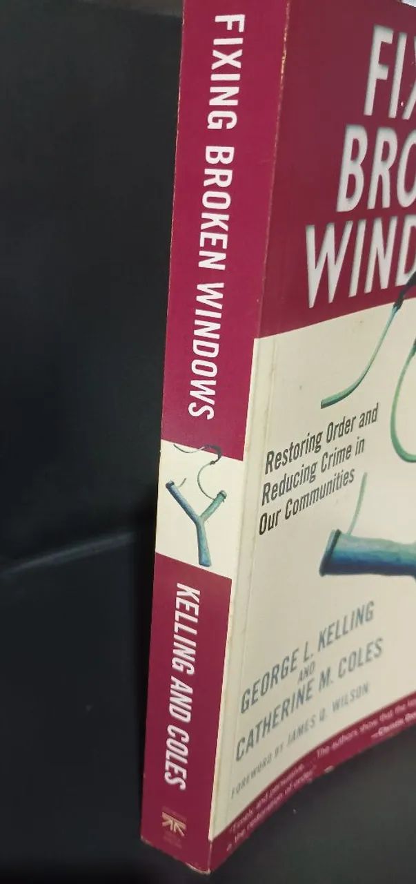 O livro da imagem é "Fixing Broken Windows - Foto 4