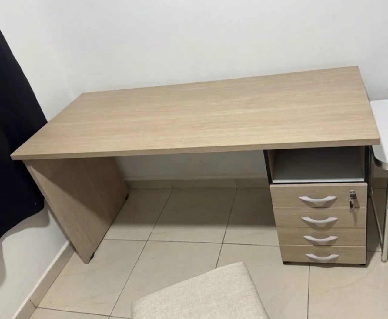 Mesa escrivaninha com 4 gavetas - Foto 2