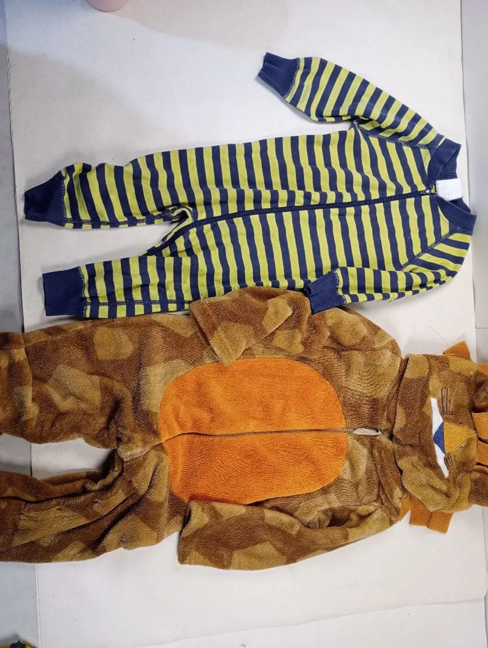 Kit 2 Macacões para Bebê - Pelúcia Leão + Listrado Algodão  - Foto 2