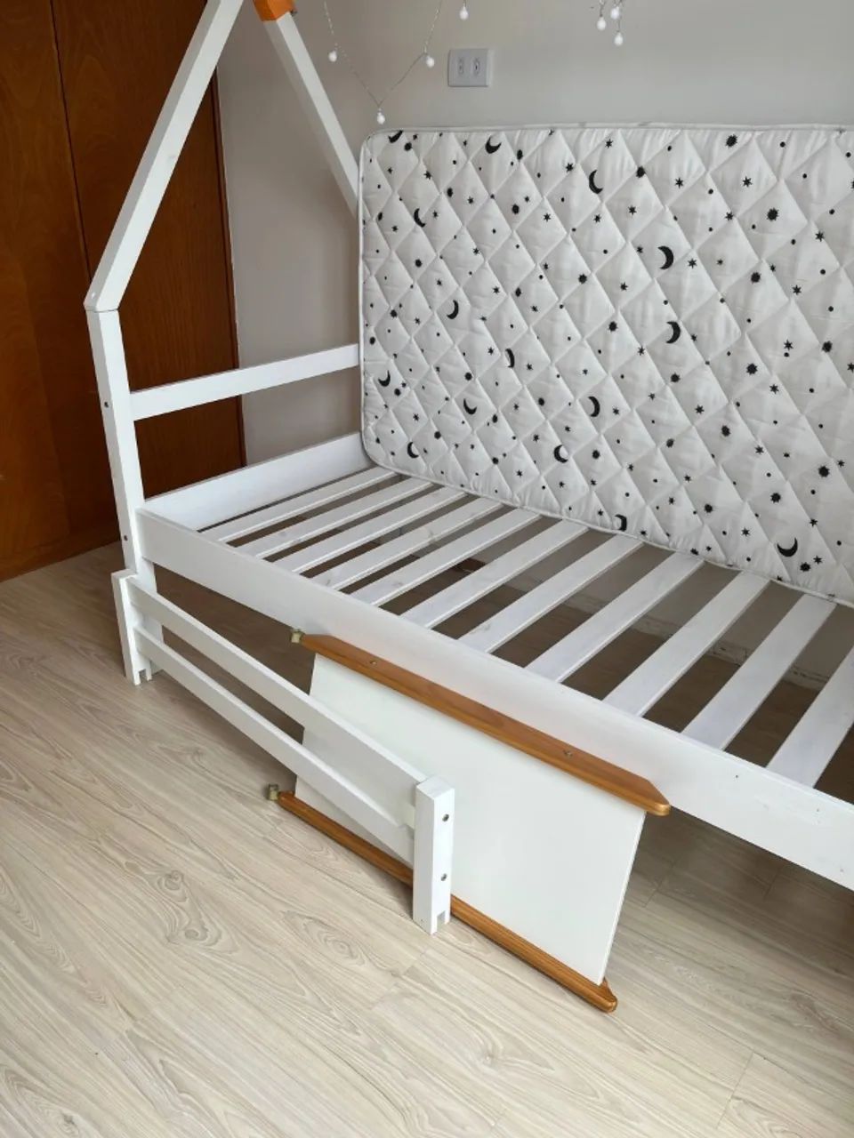 Cama Montessori, com colchão e escorregador inclusos - Foto 4