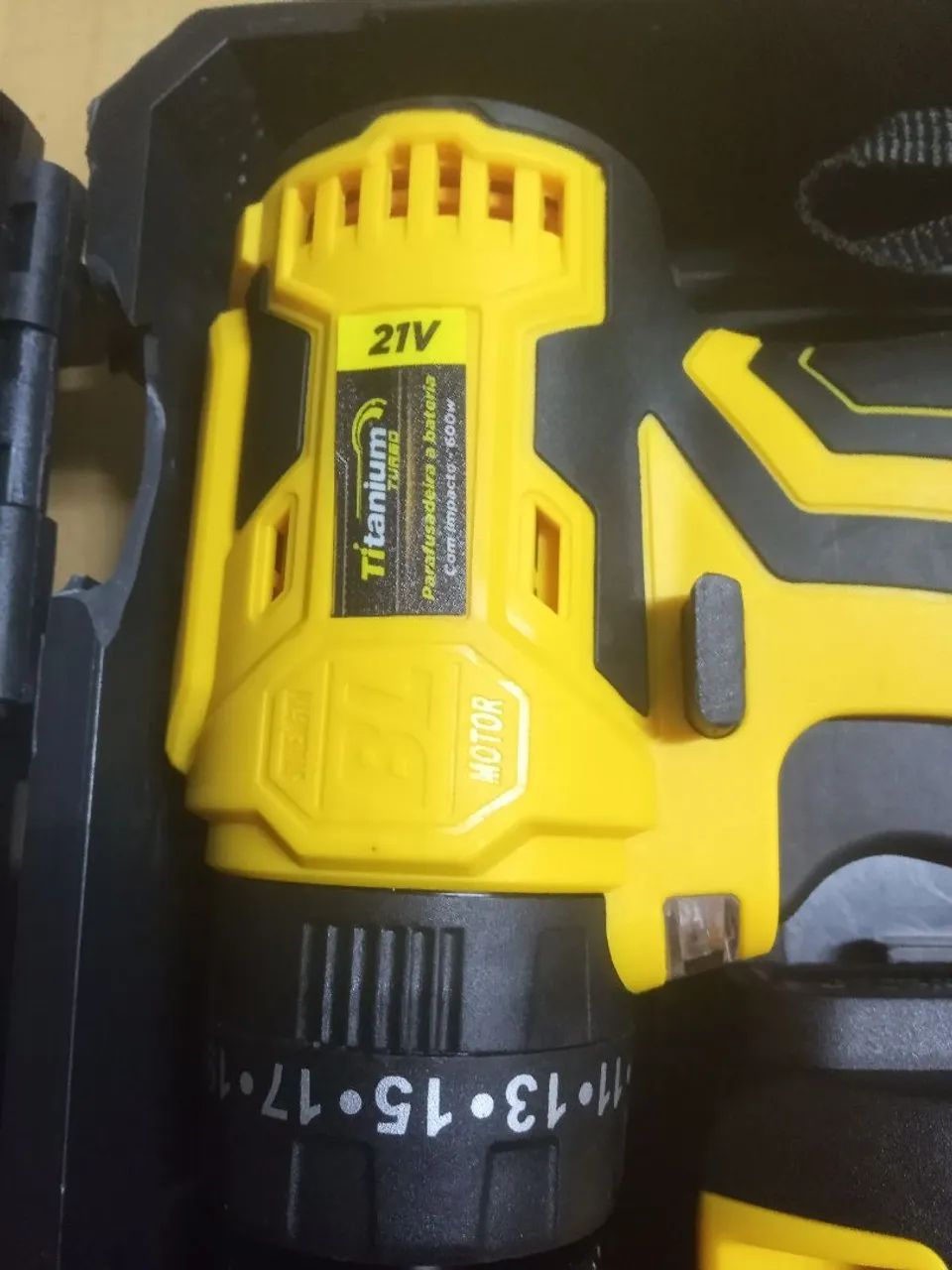 Parafusadeira Titanium 21v 2 baterias nova zero show  - Foto 2