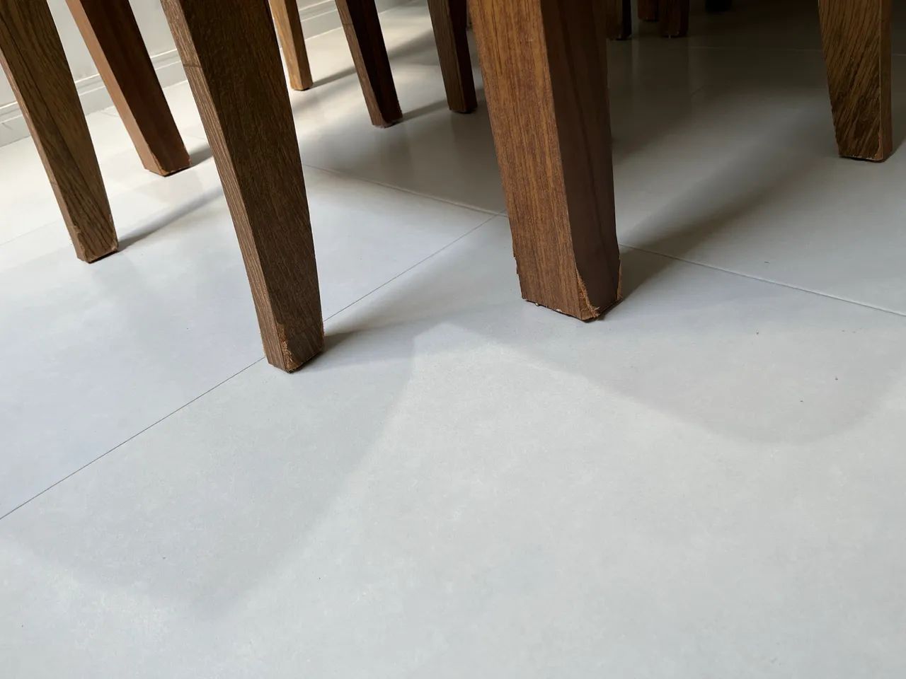 Vendo mesa de tampo de vidro com 6 cadeiras acolchoadas  - Foto 4