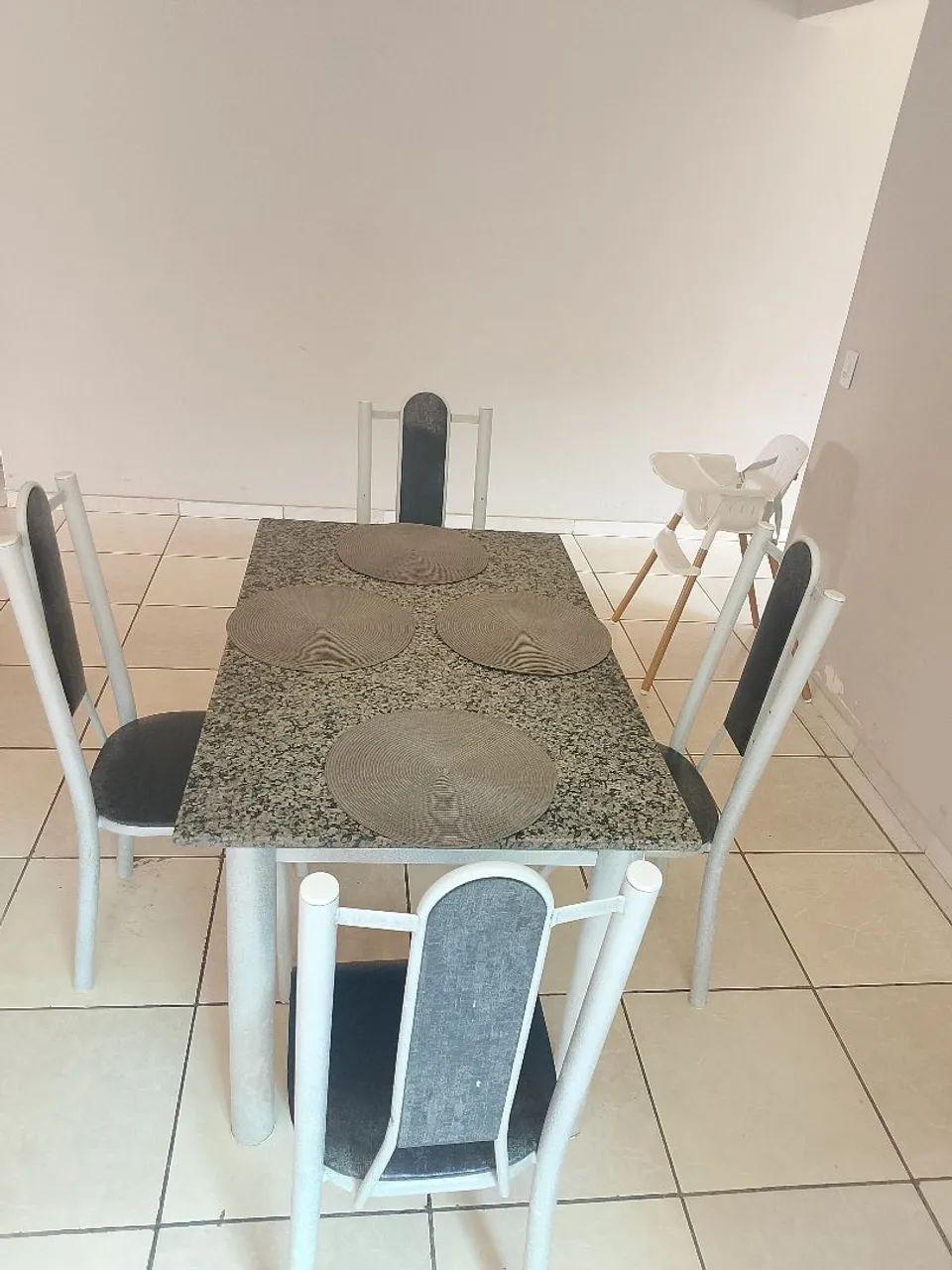 Mesa de mármore com 4 cadeiras 