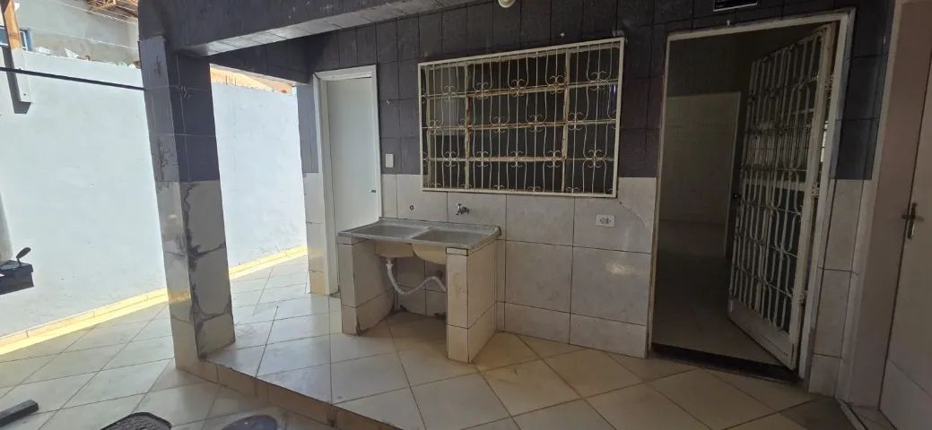 Aluga-se uma casa com 3 quartos na Qd. 05 do Setor Leste - Foto 3