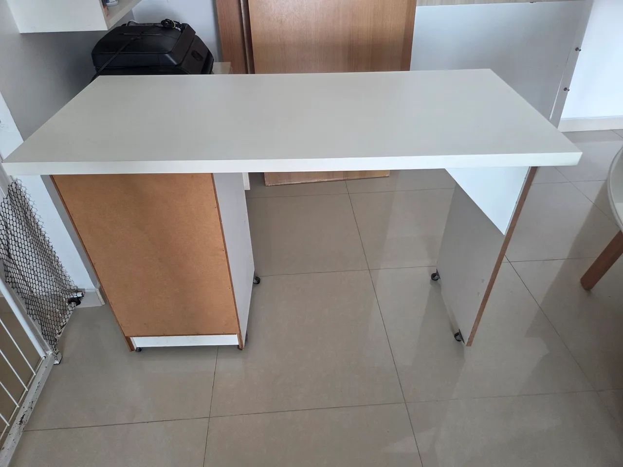 Mesa de escritório com gavetas - Foto 4