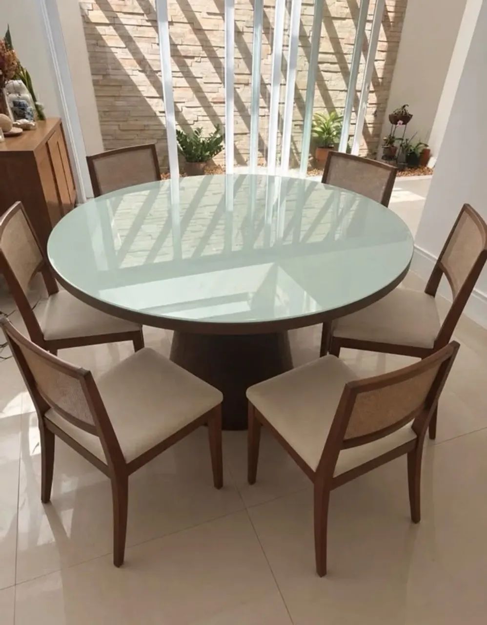 Lindo conjunto de mesa com cadeiras 