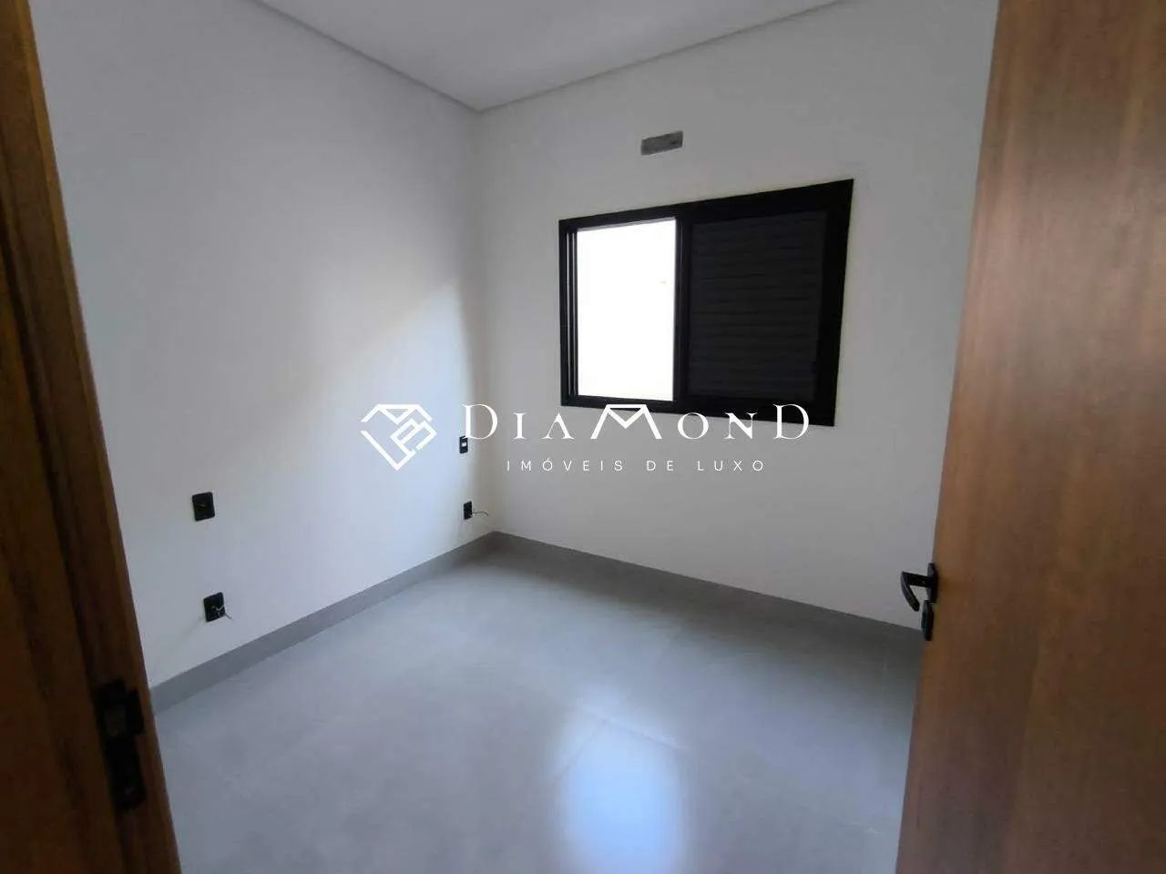 Casa Térrea Moderna com 3 Quartos, Suíte e Pé-Direito Duplo - Foto 2