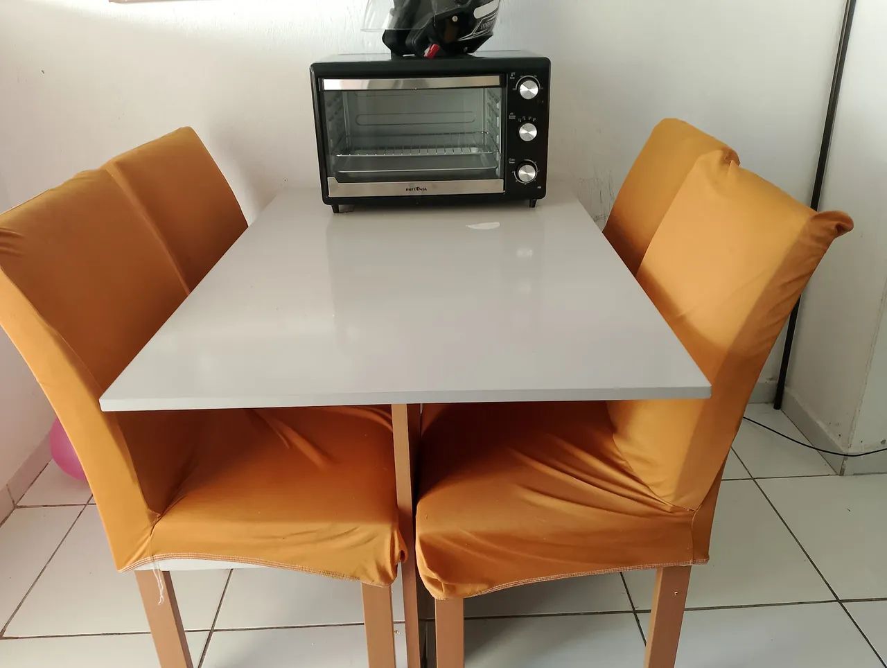 Apenas a mesa sem as cadeiras 
