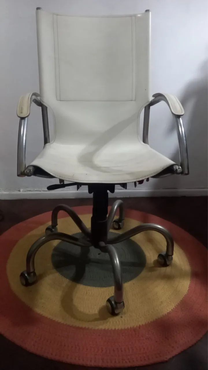 Cadeira giratoria de couro  Tok Stok