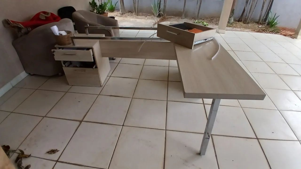 Mesa com gaveteiro e tampo de vidro usada - Foto 2