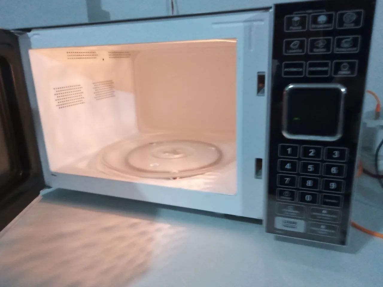 Vendo um microondas Philco PME25 espelhado, 20 litros  - Foto 5