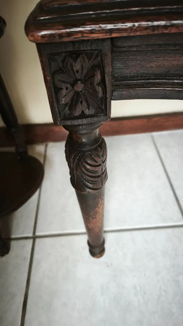 2 Cadeiras Clássicas em Madeira - Estofamento Renovado / Elegância e Sofisticação - Foto 5