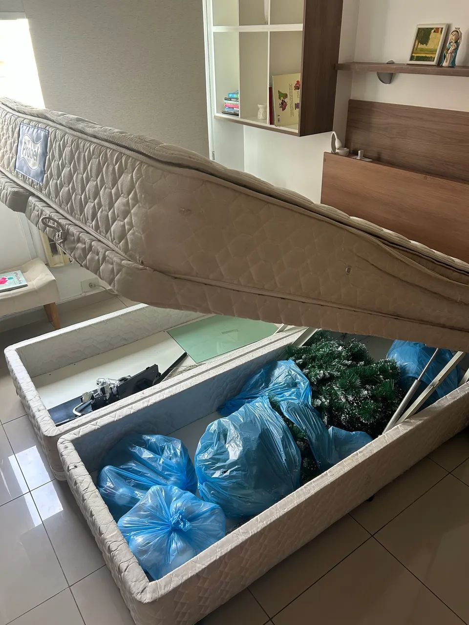 Vendo cama com baú. - Foto 2