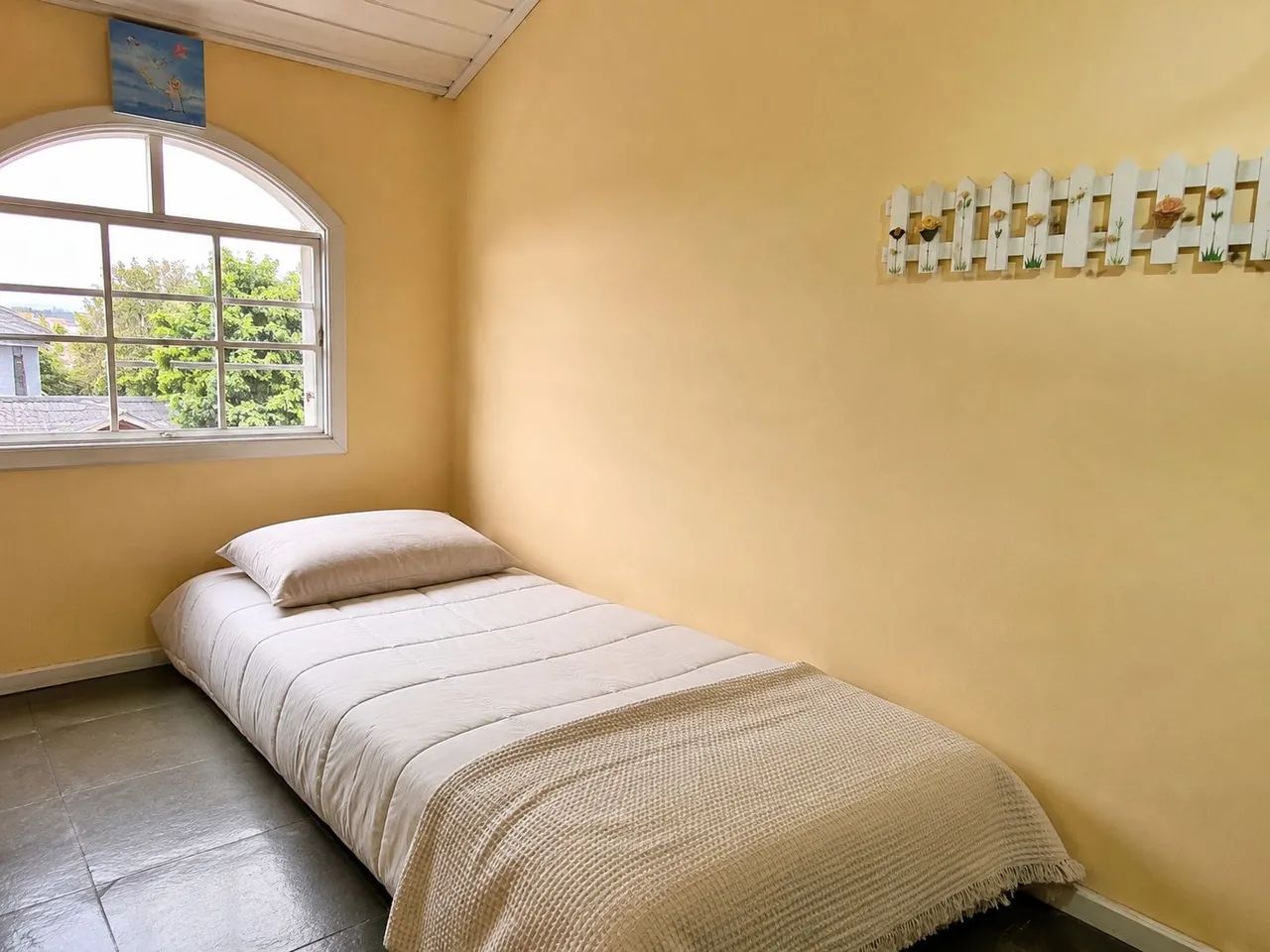 Cama de bicama com rodinhas 