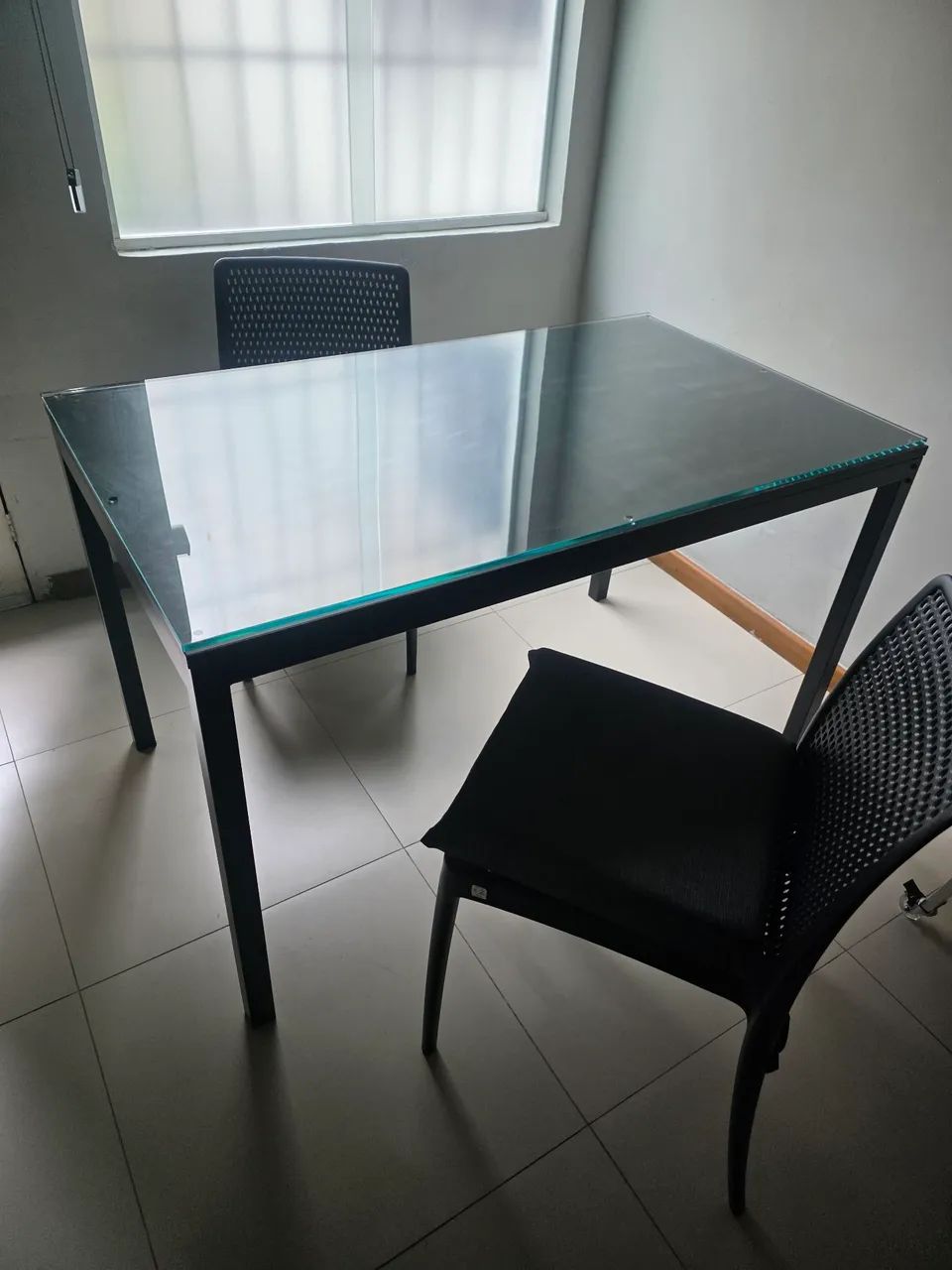 Mesa de aço e vidro temperado 10mm e com 2 cadeiras com assento acolchoado com capa