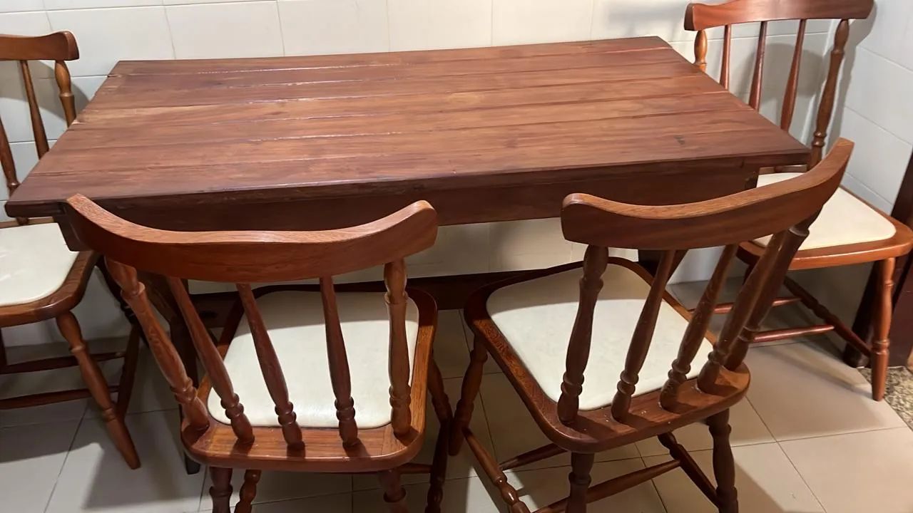 Mesa rústica com 4 cadeiras 