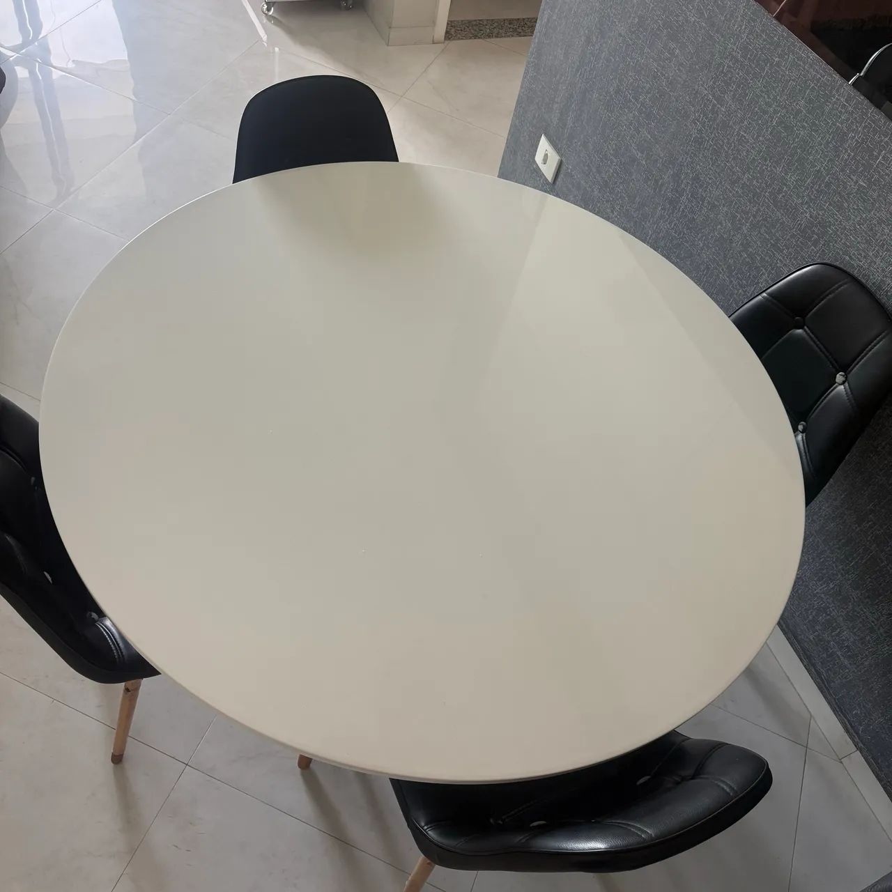 Mesa com 4 cadeiras inclusas 