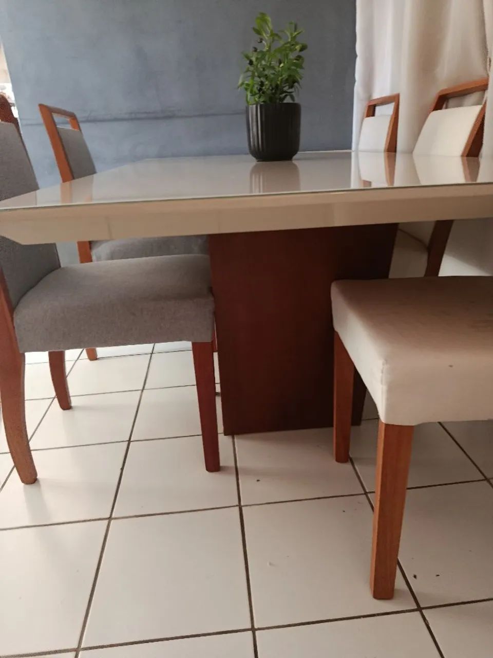 Mesa de jantar laqueada com 6 cadeiras de madeira. - Foto 2
