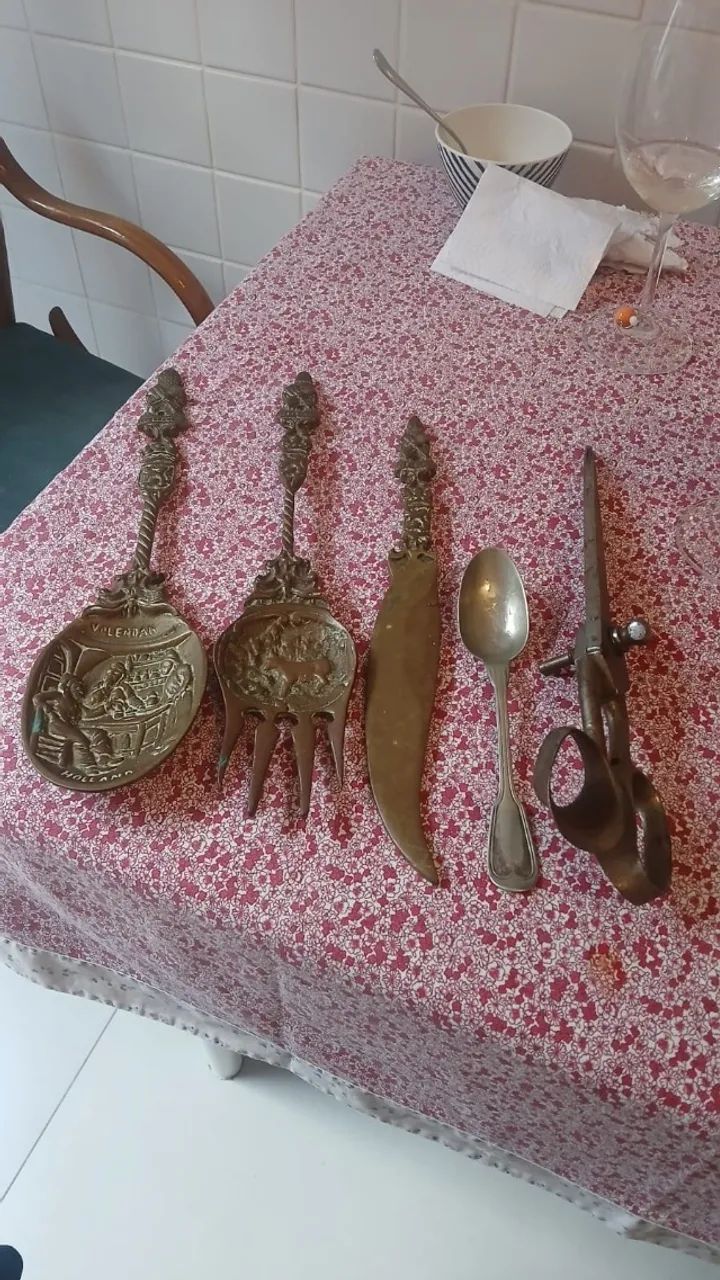 enfeite de parede talheres em bronze e prata - Foto 2