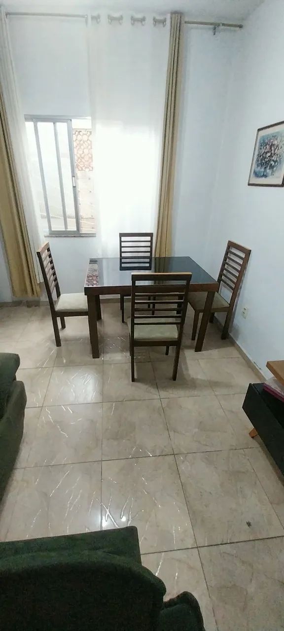 Mesa com quatro cadeiras em madeira com tampo de vidro.  - Foto 2