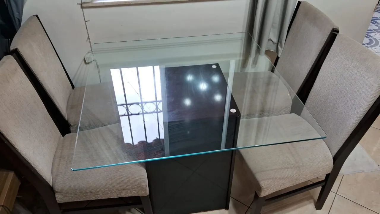 Mesa de vidro com 4 cadeiras em ótimo estado  - Foto 2