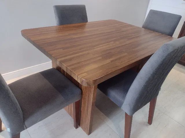 Mesa de Jantar de Madeira Maciça 
