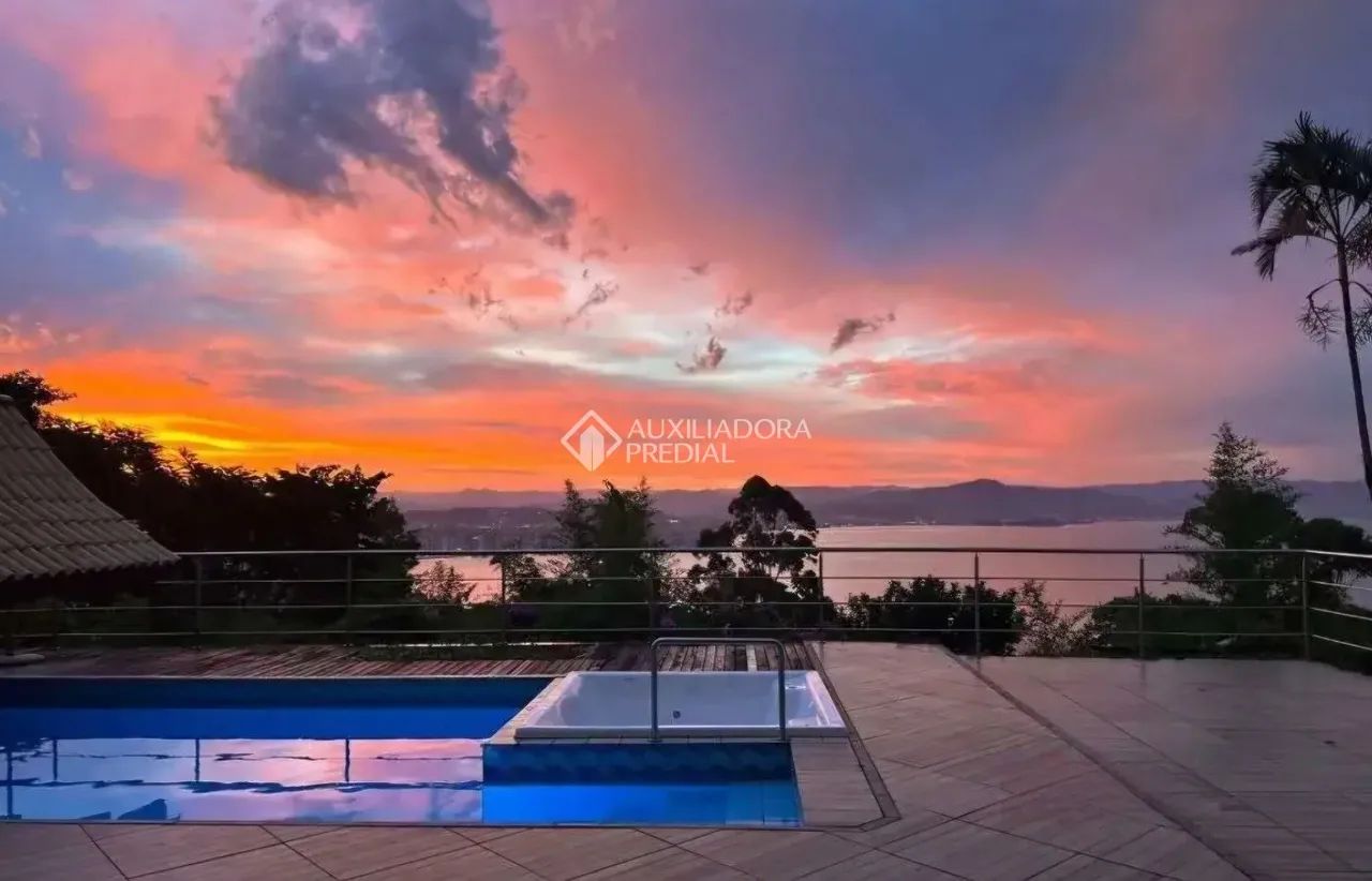 Casa residencial com 410m²! Possui excelente amplo espaço com 4 dormitórios sendo 1 suíte - Foto 2