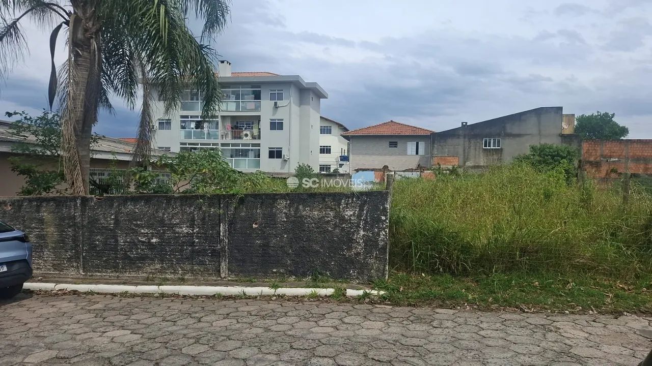 Terreno próximo da principal via do Santinho