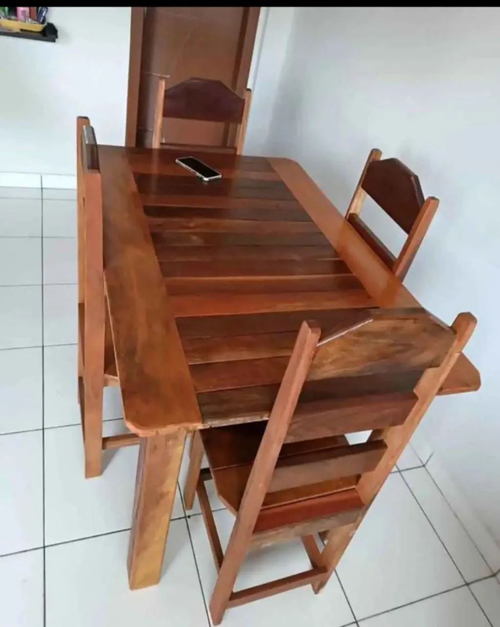 VENDO MESA DE MADEIRA COM 4 CADEIRAS - Foto 3